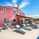 Family Nicole By Interhome Vakantiehuis Pula