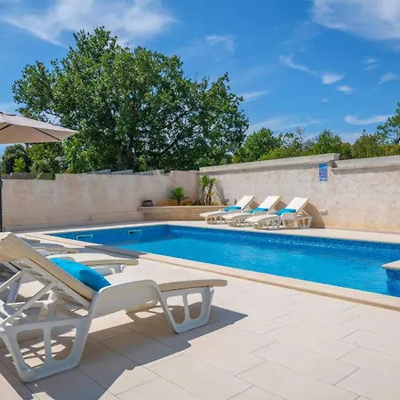 Family Nicole By Interhome Vakantiehuis Pula