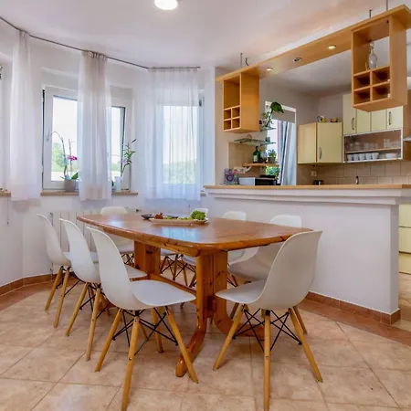 Family Nicole By Interhome Pula